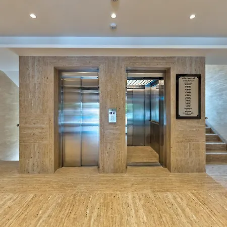 Royal アパート ズラティボール